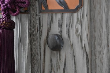 和製ヴィンテージ　希少!　国産　職人　浮造り　彫刻入りの特注総桐箪笥　(R-062063)