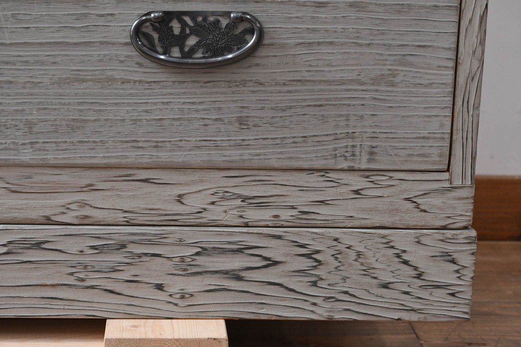 和製ヴィンテージ　希少!　国産　職人　浮造り　彫刻入りの特注総桐箪笥　(R-062063)