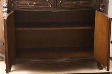 中古　カリモク家具(karimoku)　domani(ドマーニ)　Louis(ルイ)XVシリーズ　隅々まで施された装飾が美しいサイドボード(戸棚、収納棚、サイドキャビネット)(R-062069)