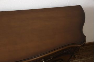 中古　カリモク家具(karimoku)　domani(ドマーニ)　Louis(ルイ)XVシリーズ　隅々まで施された装飾が美しいサイドボード(戸棚、収納棚、サイドキャビネット)(R-062069)