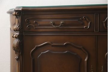 中古　カリモク家具(karimoku)　domani(ドマーニ)　Louis(ルイ)XVシリーズ　隅々まで施された装飾が美しいサイドボード(戸棚、収納棚、サイドキャビネット)(R-062069)