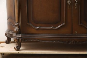 中古　カリモク家具(karimoku)　domani(ドマーニ)　Louis(ルイ)XVシリーズ　隅々まで施された装飾が美しいサイドボード(戸棚、収納棚、サイドキャビネット)(R-062069)