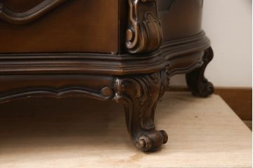 中古　カリモク家具(karimoku)　domani(ドマーニ)　Louis(ルイ)XVシリーズ　隅々まで施された装飾が美しいサイドボード(戸棚、収納棚、サイドキャビネット)(R-062069)