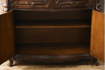 中古　カリモク家具(karimoku)　domani(ドマーニ)　Louis(ルイ)XVシリーズ　隅々まで施された装飾が美しいサイドボード(戸棚、収納棚、サイドキャビネット)(R-062069)