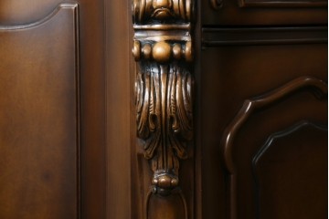 中古　カリモク家具(karimoku)　domani(ドマーニ)　Louis(ルイ)XVシリーズ　隅々まで施された装飾が美しいサイドボード(戸棚、収納棚、サイドキャビネット)(R-062069)