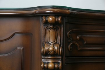 中古　カリモク家具(karimoku)　domani(ドマーニ)　Louis(ルイ)XVシリーズ　隅々まで施された装飾が美しいサイドボード(戸棚、収納棚、サイドキャビネット)(R-062069)