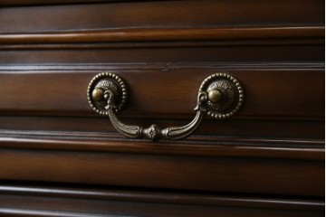 中古　カリモク家具(karimoku)　domani(ドマーニ)　Louis(ルイ)XVシリーズ　隅々まで施された装飾が美しいサイドボード(戸棚、収納棚、サイドキャビネット)(R-062069)