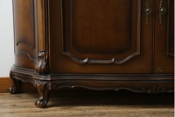 中古　カリモク家具(karimoku)　domani(ドマーニ)　Louis(ルイ)XVシリーズ　隅々まで施された装飾が美しいサイドボード(戸棚、収納棚、サイドキャビネット)(R-062069)