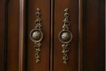 中古　カリモク家具(karimoku)　domani(ドマーニ)　Louis(ルイ)XVシリーズ　隅々まで施された装飾が美しいサイドボード(戸棚、収納棚、サイドキャビネット)(R-062069)