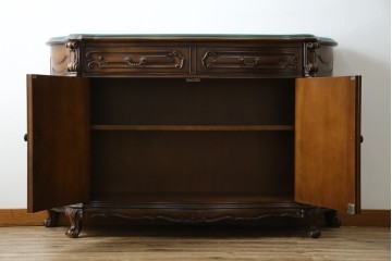 中古　カリモク家具(karimoku)　domani(ドマーニ)　Louis(ルイ)XVシリーズ　隅々まで施された装飾が美しいサイドボード(戸棚、収納棚、サイドキャビネット)(R-062069)