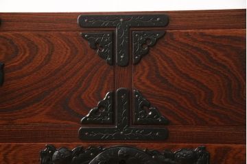 中古　岩谷堂箪笥　力強く波打つ杢目と存在感のある金具が目を惹く収納箪笥(和タンス、衣装箪笥、整理箪笥、引き出し、サイドチェスト)(R-062070)