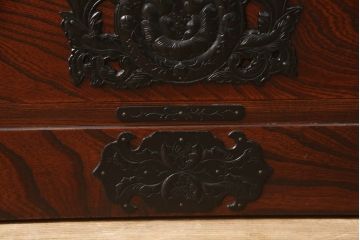 中古　岩谷堂箪笥　力強く波打つ杢目と存在感のある金具が目を惹く収納箪笥(和タンス、衣装箪笥、整理箪笥、引き出し、サイドチェスト)(R-062070)