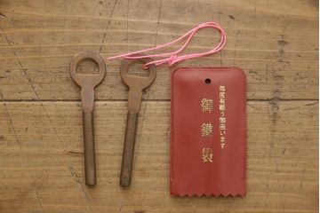 中古　岩谷堂箪笥　力強く波打つ杢目と存在感のある金具が目を惹く収納箪笥(和タンス、衣装箪笥、整理箪笥、引き出し、サイドチェスト)(R-062070)