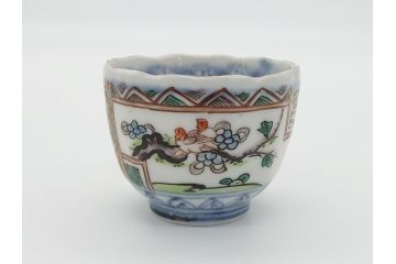 幕末期　伊万里焼　色絵　染付　花鳥文　色彩とフォルムの美しさが食卓に華やぎをもたらす2寸猪口8客セット(輪花型、和食器)(R-062081)