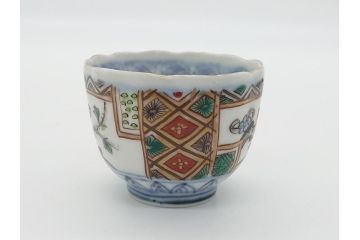 幕末期　伊万里焼　色絵　染付　花鳥文　色彩とフォルムの美しさが食卓に華やぎをもたらす2寸猪口8客セット(輪花型、和食器)(R-062081)