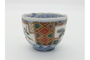 幕末期　伊万里焼　色絵　染付　花鳥文　色彩とフォルムの美しさが食卓に華やぎをもたらす2寸猪口8客セット(輪花型、和食器)(R-062081)