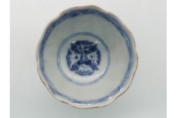 幕末期　伊万里焼　色絵　染付　花鳥文　色彩とフォルムの美しさが食卓に華やぎをもたらす2寸猪口8客セット(輪花型、和食器)(R-062081)