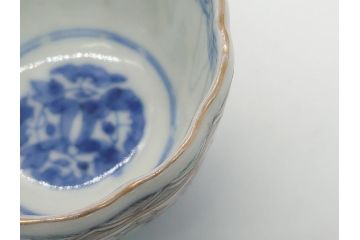 幕末期　伊万里焼　色絵　染付　花鳥文　色彩とフォルムの美しさが食卓に華やぎをもたらす2寸猪口8客セット(輪花型、和食器)(R-062081)