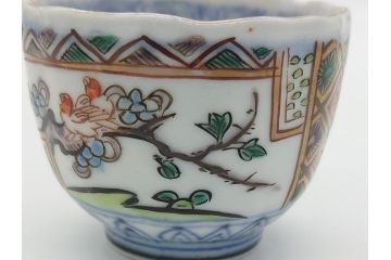 幕末期　伊万里焼　色絵　染付　花鳥文　色彩とフォルムの美しさが食卓に華やぎをもたらす2寸猪口8客セット(輪花型、和食器)(R-062081)