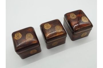 江戸〜明治期　木製　梨地　漆器　蒔絵　長門沢瀉文　凛とした佇まいが気品を感じさせる小箱3個セット(大1個、小2個)(小物入れ、漆工芸)(R-062082)