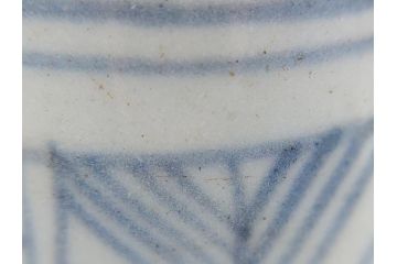 江戸後期　古伊万里　染付　矢羽根文　岩波文　飽きが来ないシンプルな幾何学模様の2.5寸猪口2客セット(和食器)(R-062083)
