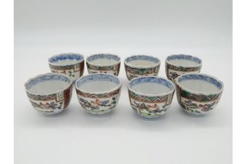 幕末期　伊万里焼　色絵　染付　花鳥文　色彩とフォルムの美しさが食卓に華やぎをもたらす2寸猪口8客セット(輪花型、和食器)(R-062084)