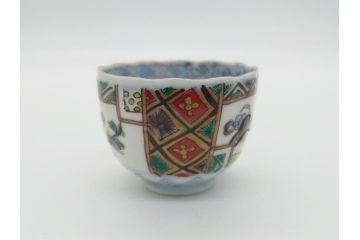 幕末期　伊万里焼　色絵　染付　花鳥文　色彩とフォルムの美しさが食卓に華やぎをもたらす2寸猪口8客セット(輪花型、和食器)(R-062084)