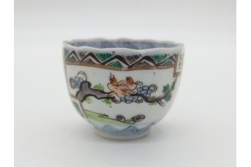 幕末期　伊万里焼　色絵　染付　花鳥文　色彩とフォルムの美しさが食卓に華やぎをもたらす2寸猪口8客セット(輪花型、和食器)(R-062084)