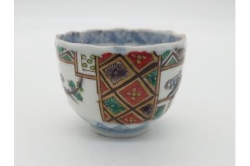 幕末期　伊万里焼　色絵　染付　花鳥文　色彩とフォルムの美しさが食卓に華やぎをもたらす2寸猪口8客セット(輪花型、和食器)(R-062084)