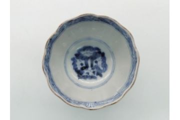 幕末期　伊万里焼　色絵　染付　花鳥文　色彩とフォルムの美しさが食卓に華やぎをもたらす2寸猪口8客セット(輪花型、和食器)(R-062084)