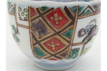 幕末期　伊万里焼　色絵　染付　花鳥文　色彩とフォルムの美しさが食卓に華やぎをもたらす2寸猪口8客セット(輪花型、和食器)(R-062084)