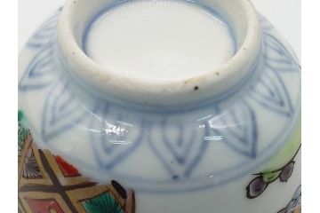 幕末期　伊万里焼　色絵　染付　花鳥文　色彩とフォルムの美しさが食卓に華やぎをもたらす2寸猪口8客セット(輪花型、和食器)(R-062084)