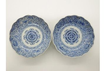 幕末期　伊万里焼　染付　線描き　花唐草文　5寸　約15cm　手描きの温かみが感じられる深皿2枚セット(中皿、変形皿、和食器、和皿、五寸)(R-062085)