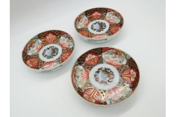 幕末〜明治期　伊万里焼　金襴手　色絵　染付　花桃文　5.4寸皿　約16.5cm　煌びやかで豪華な絵付けの深皿3枚セット(五寸四分、中皿、和食器、和皿)(R-062091)