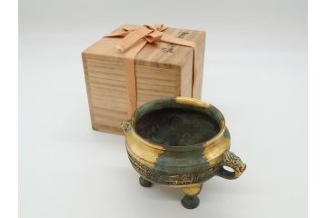 昭和中期　鋳金家　四世　秦蔵六作　嘉禮龍紋敦式　塗金銅香炉(共箱付き、香爐、三つ脚、仏具)(R-062097)