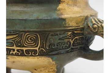 昭和中期　鋳金家　四世　秦蔵六作　嘉禮龍紋敦式　塗金銅香炉(共箱付き、香爐、三つ脚、仏具)(R-062097)