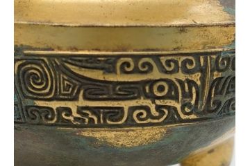 昭和中期　鋳金家　四世　秦蔵六作　嘉禮龍紋敦式　塗金銅香炉(共箱付き、香爐、三つ脚、仏具)(R-062097)