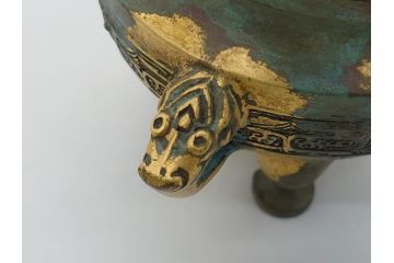 昭和中期　鋳金家　四世　秦蔵六作　嘉禮龍紋敦式　塗金銅香炉(共箱付き、香爐、三つ脚、仏具)(R-062097)