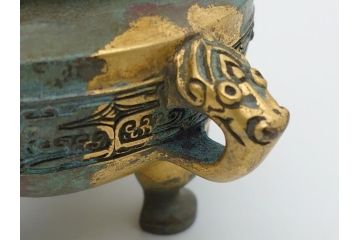昭和中期　鋳金家　四世　秦蔵六作　嘉禮龍紋敦式　塗金銅香炉(共箱付き、香爐、三つ脚、仏具)(R-062097)