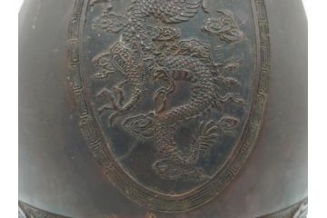 古玩　古銅　龍と梅の図　双耳　経年変化による味わいをお楽しみいただける壺(壷、花器、花瓶、中国?)(R-062100)