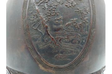 古玩　古銅　龍と梅の図　双耳　経年変化による味わいをお楽しみいただける壺(壷、花器、花瓶、中国?)(R-062100)