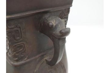 古玩　古銅　龍と梅の図　双耳　経年変化による味わいをお楽しみいただける壺(壷、花器、花瓶、中国?)(R-062100)