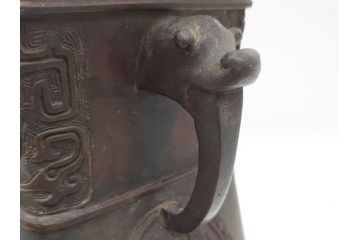 古玩　古銅　龍と梅の図　双耳　経年変化による味わいをお楽しみいただける壺(壷、花器、花瓶、中国?)(R-062100)