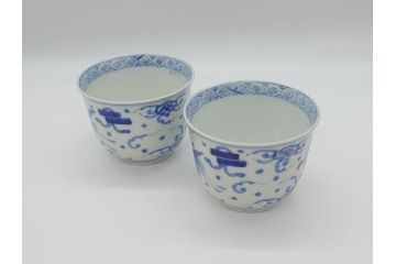 江戸期　古伊万里　染付　雲鶴宝尽文　悠々自適に舞う鶴の世界観に魅了される三寸湯呑み2客セット(蕎麦猪口、和食器)(R-062102)