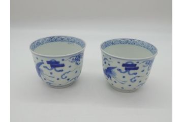 江戸期　古伊万里　染付　雲鶴宝尽文　悠々自適に舞う鶴の世界観に魅了される三寸湯呑み2客セット(蕎麦猪口、和食器)(R-062102)
