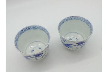 江戸期　古伊万里　染付　雲鶴宝尽文　悠々自適に舞う鶴の世界観に魅了される三寸湯呑み2客セット(蕎麦猪口、和食器)(R-062102)