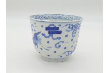 江戸期　古伊万里　染付　雲鶴宝尽文　悠々自適に舞う鶴の世界観に魅了される三寸湯呑み2客セット(蕎麦猪口、和食器)(R-062102)