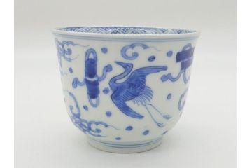 江戸期　古伊万里　染付　雲鶴宝尽文　悠々自適に舞う鶴の世界観に魅了される三寸湯呑み2客セット(蕎麦猪口、和食器)(R-062102)