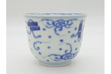 江戸期　古伊万里　染付　雲鶴宝尽文　悠々自適に舞う鶴の世界観に魅了される三寸湯呑み2客セット(蕎麦猪口、和食器)(R-062102)
