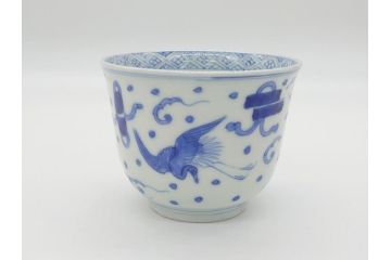 江戸期　古伊万里　染付　雲鶴宝尽文　悠々自適に舞う鶴の世界観に魅了される三寸湯呑み2客セット(蕎麦猪口、和食器)(R-062102)